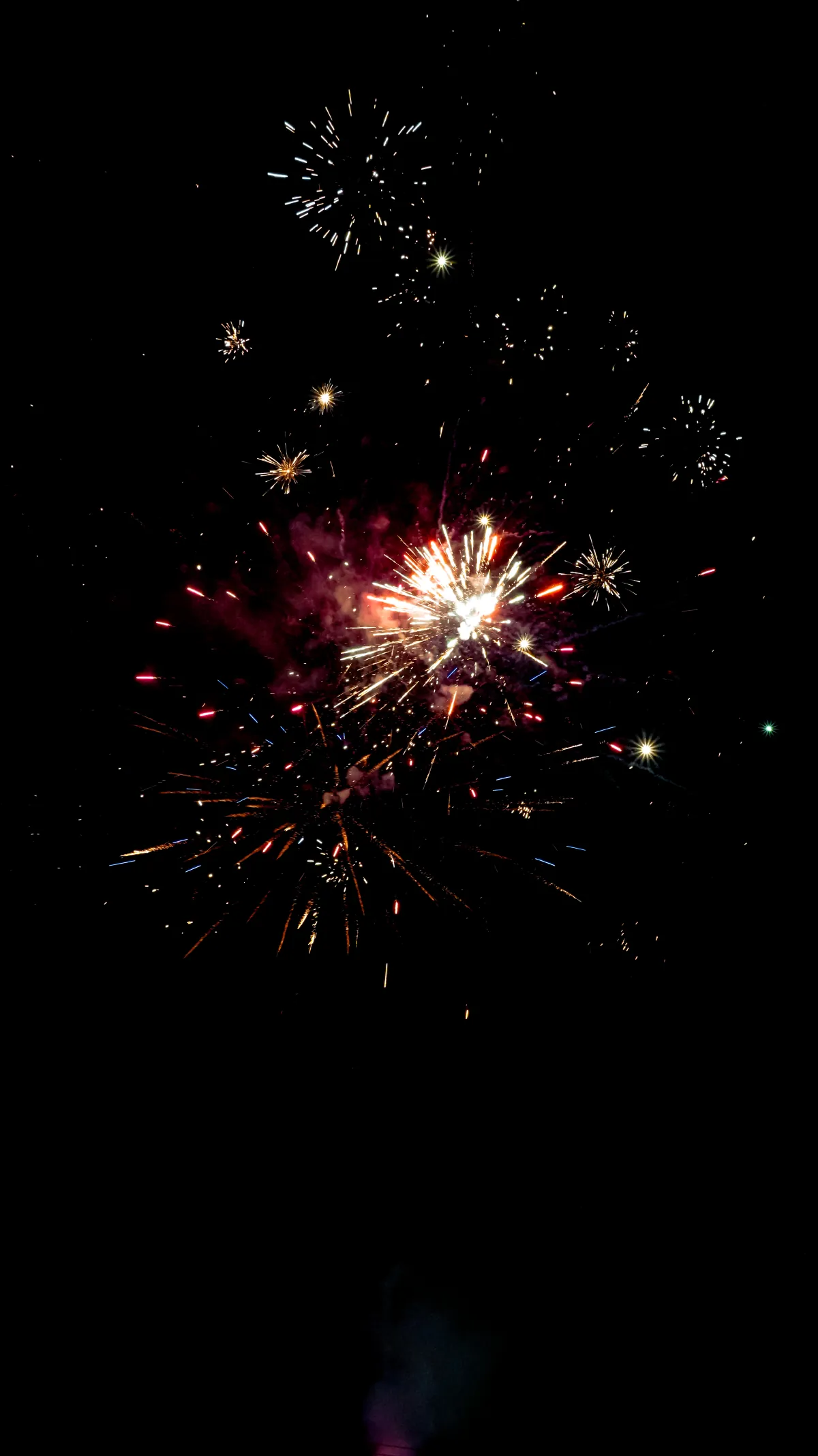 Fogos de artifício iluminam o céu durante a celebração de passagem de ano na Quinta da Costa