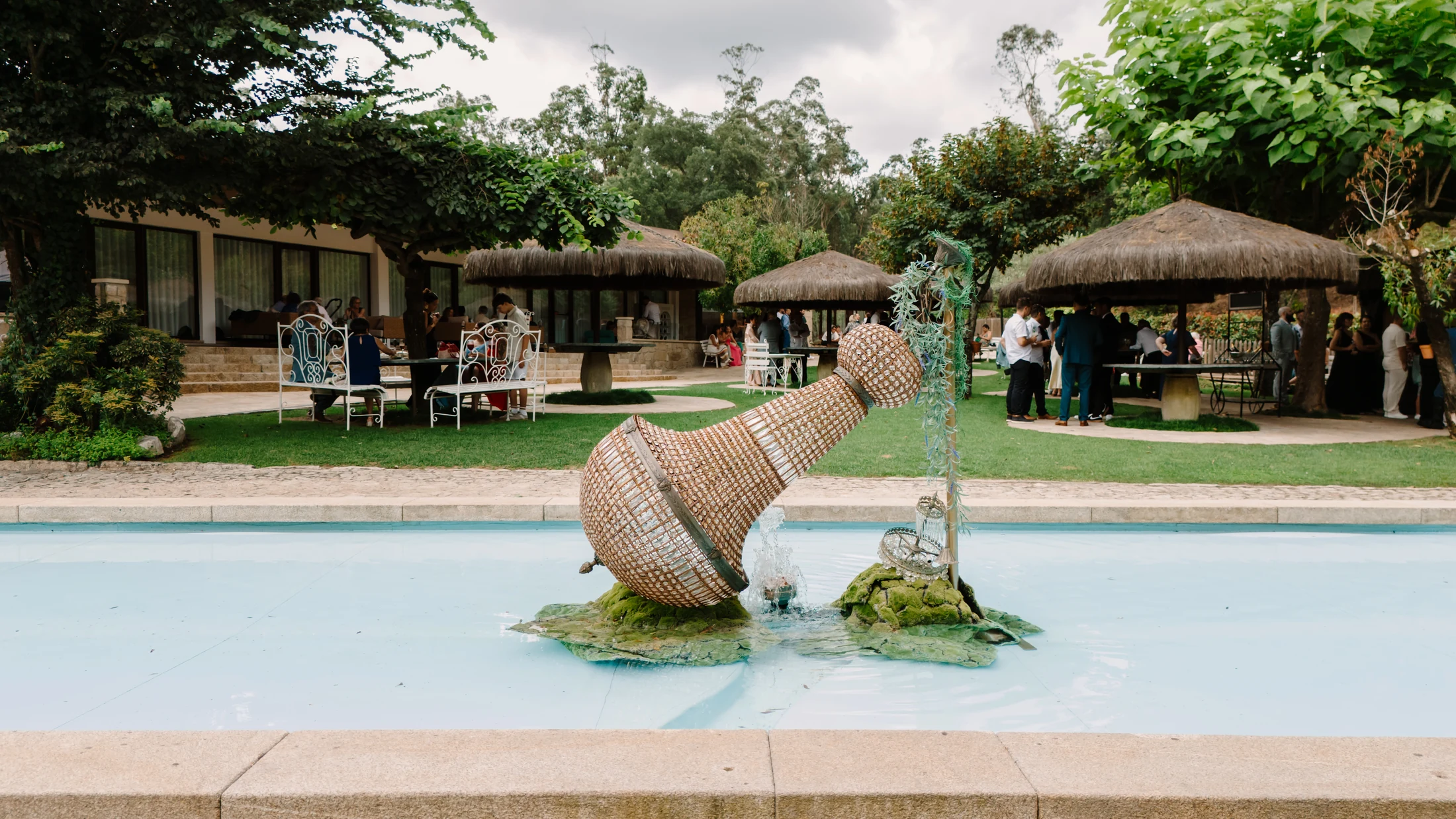 Vista aérea dos jardins, piscina e espaços da Quinta da Costa