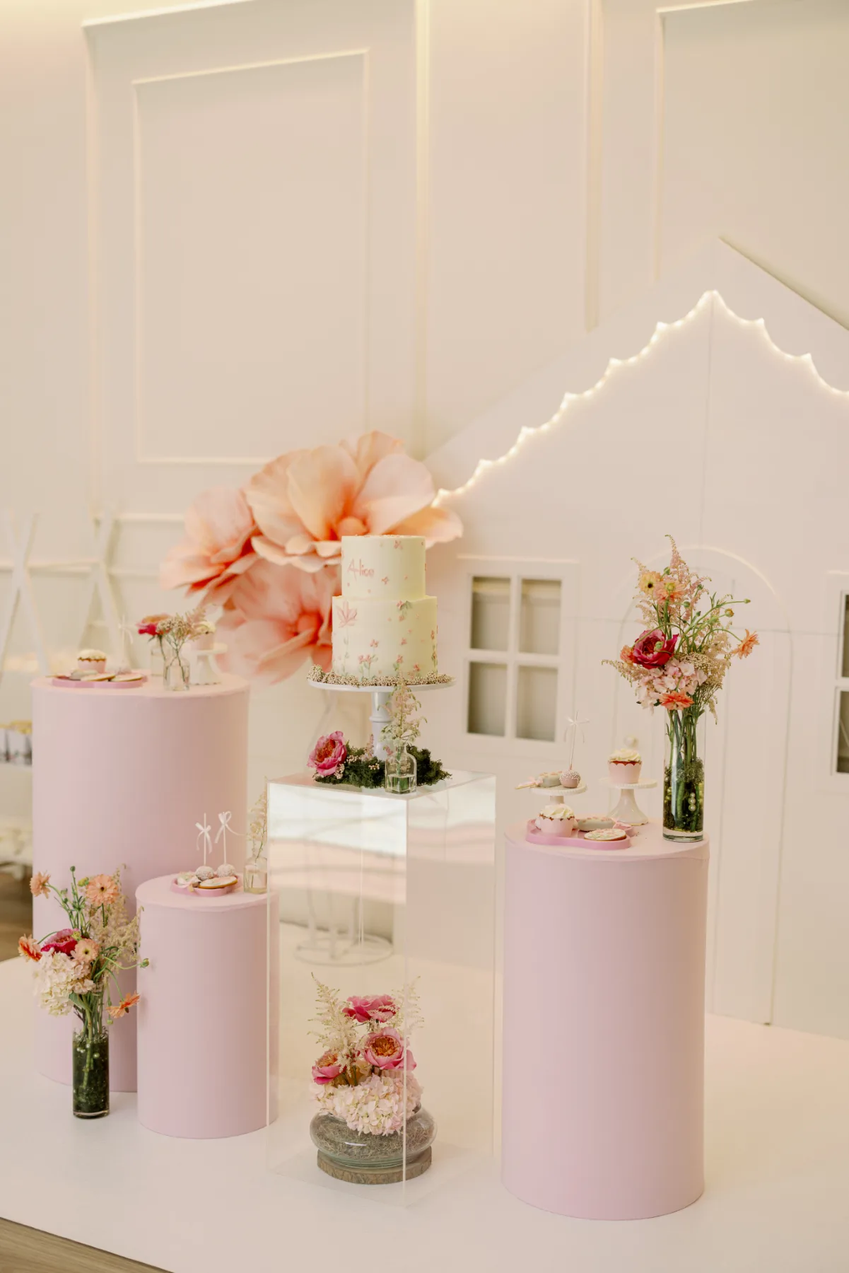 Mesa de sobremesas decorada para uma celebração familiar