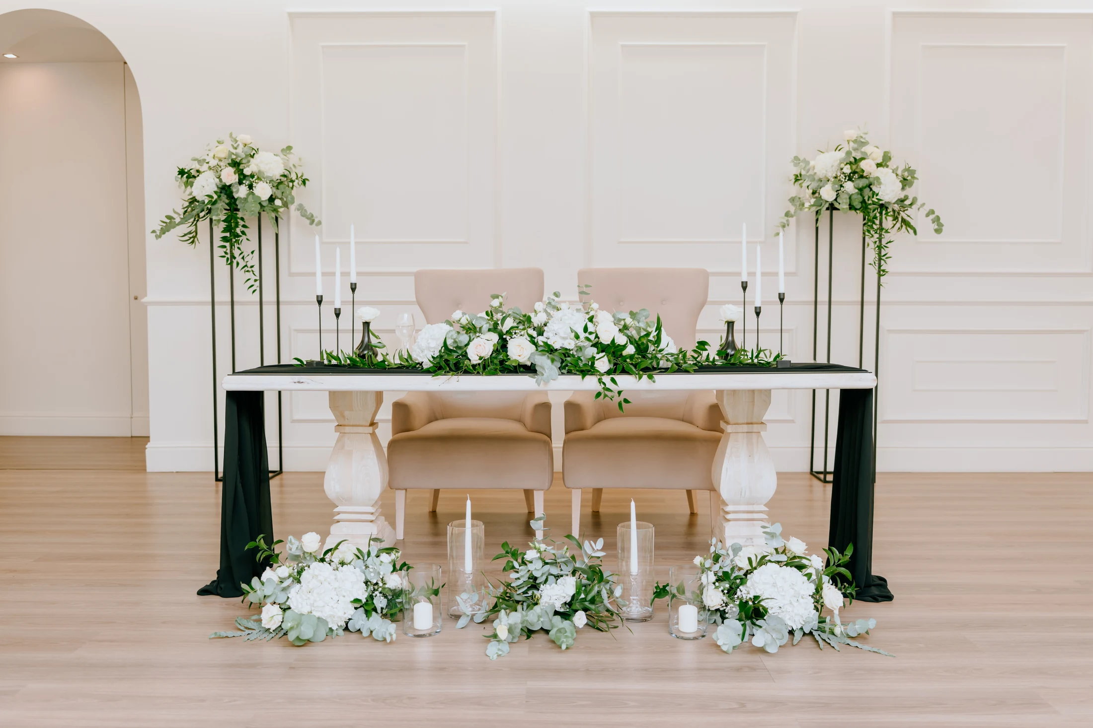 Mesa de cerimónia decorada com flores na Quinta da Costa