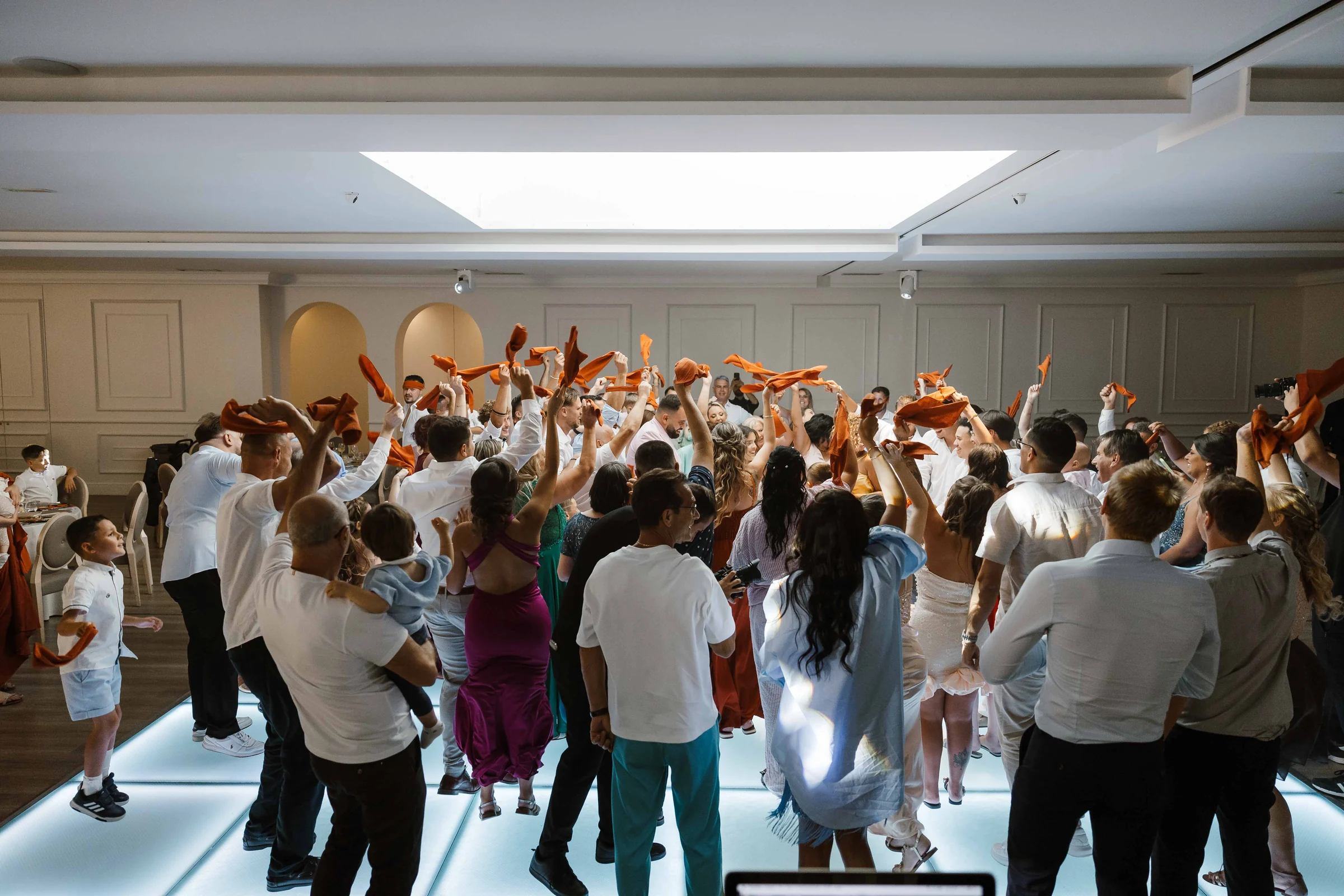 Convidados a dançar no salão principal da Quinta da Costa