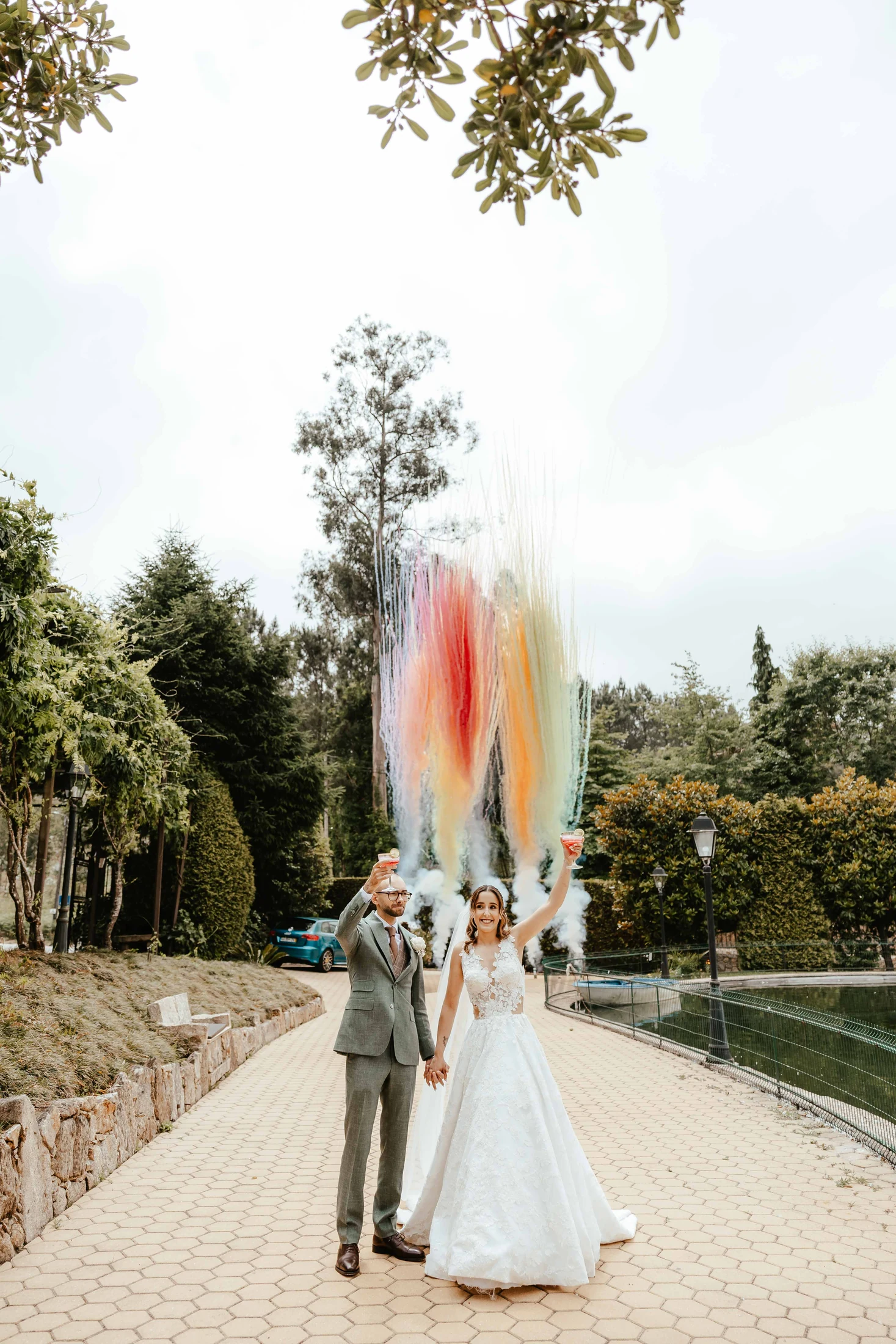 Noivos a brindar com copos coloridos na receção da Quinta da Costa