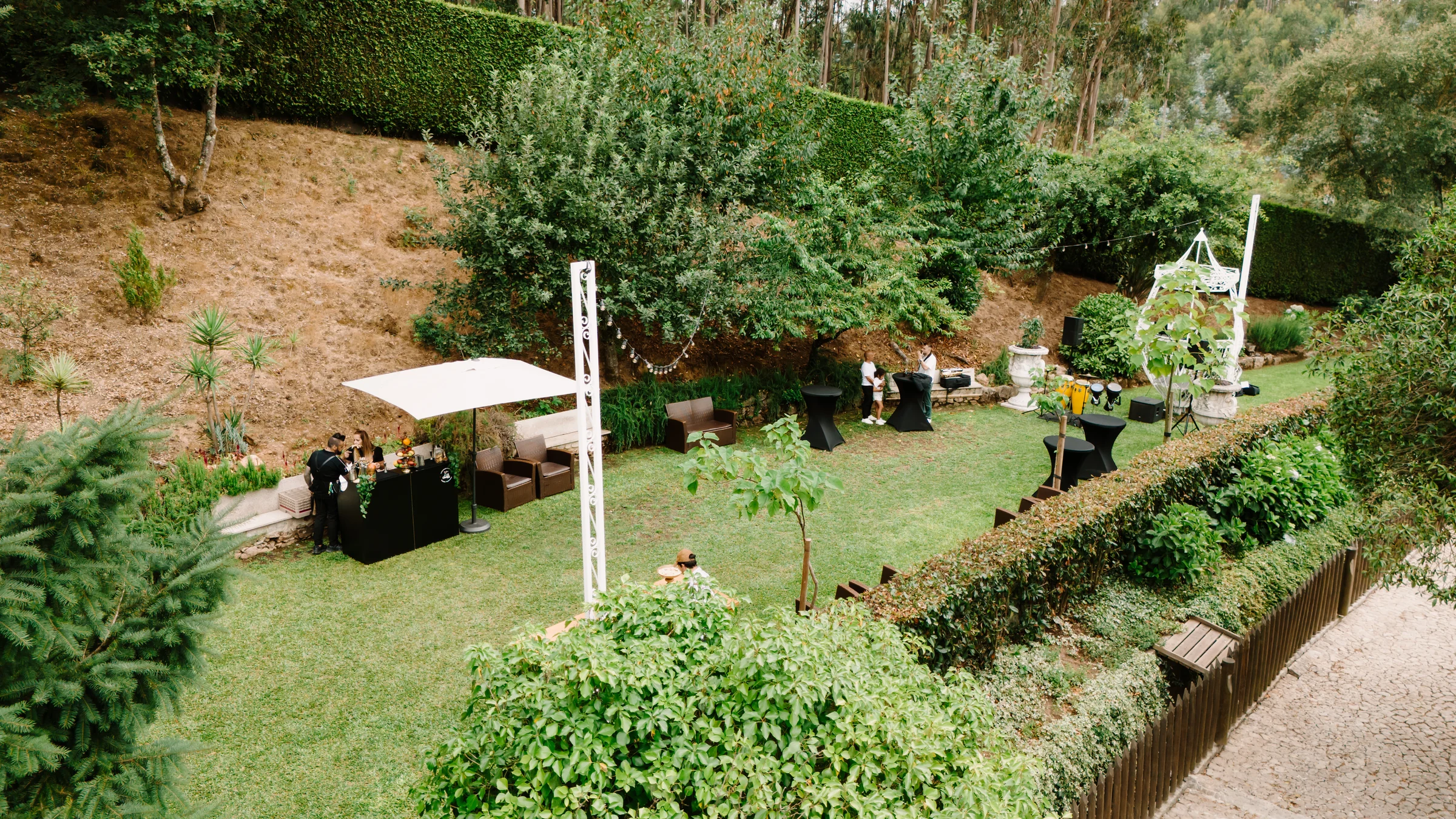 Vista aérea dos jardins, lago e espaços exteriores da Quinta da Costa