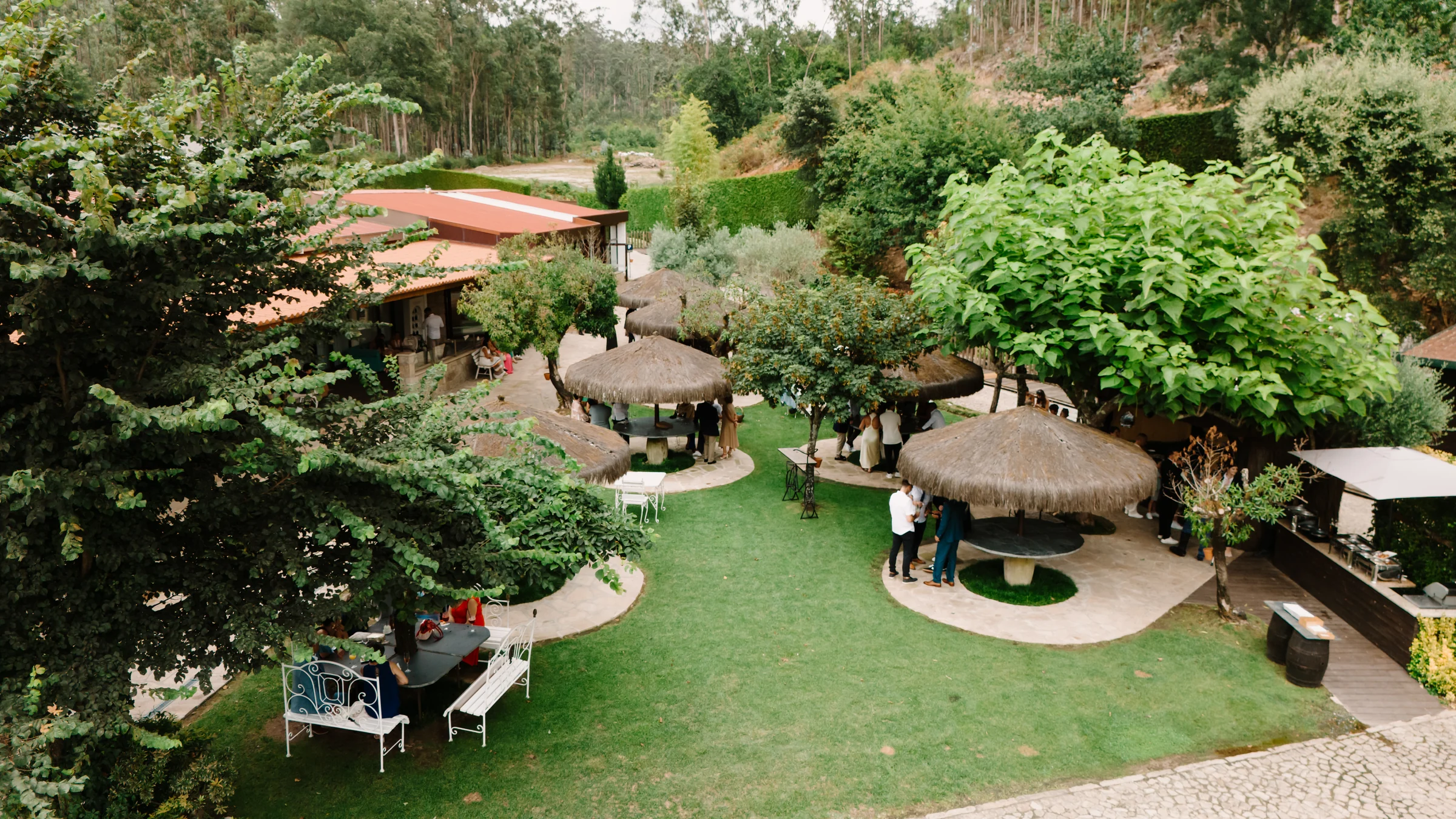 Vista aérea complementar dos jardins e espaços exteriores da Quinta da Costa