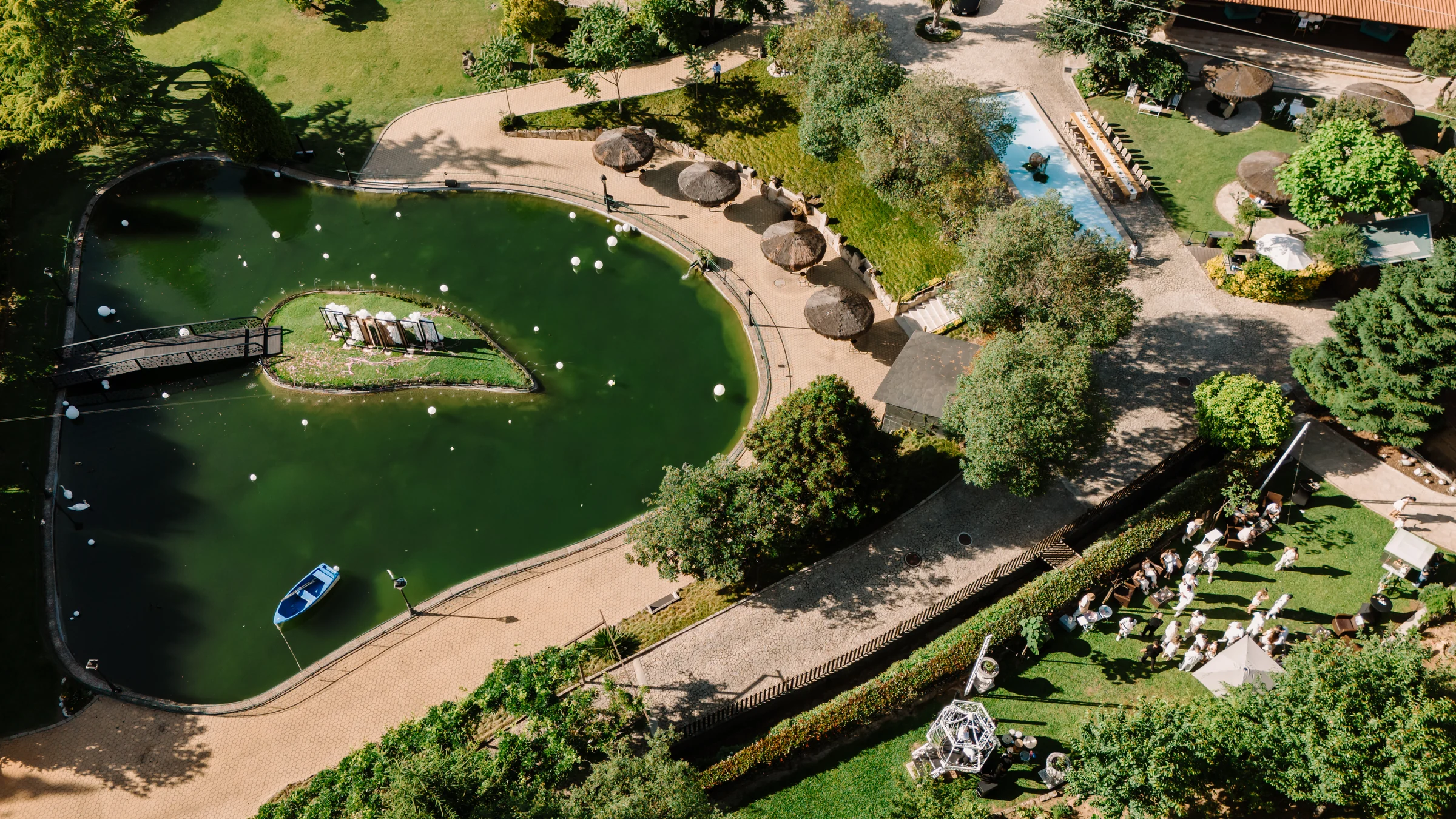 Vista aérea dos jardins, lago e espaços exteriores da Quinta da Costa