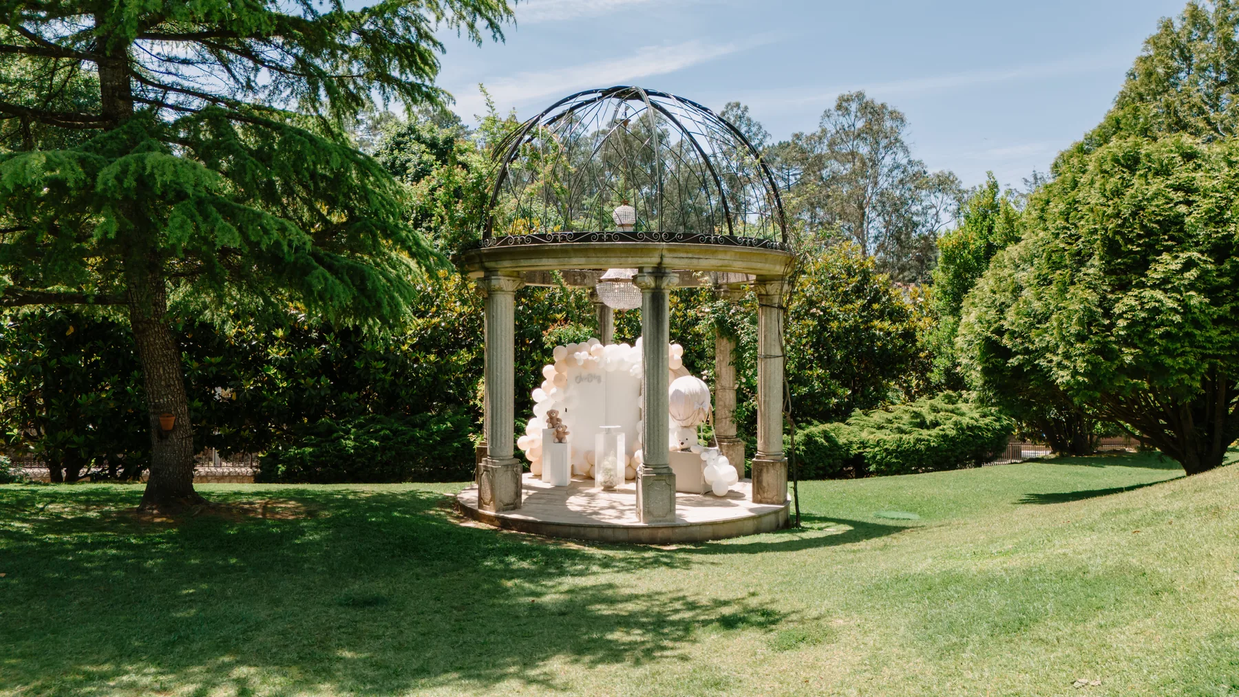Jardim preparado para um batizado ou uma comunhão