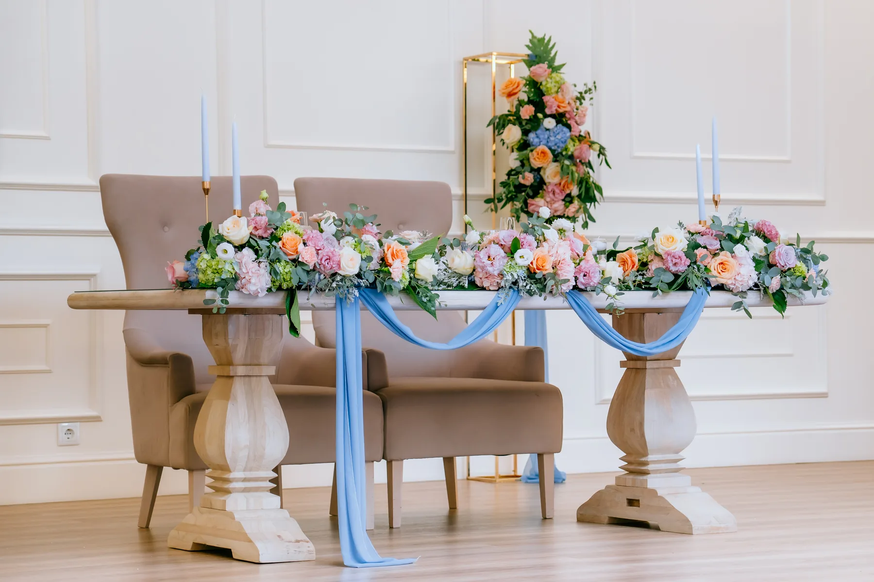 Salão preparado para uma celebração de casamento
